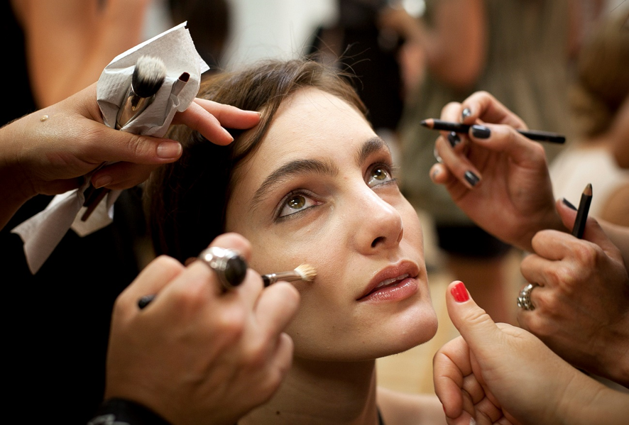 ¿NOS PODEMOS CONTAGIAR DEL COVID-19 A TRAVES DE LOS COSMETICOS QUE USAMOS? 14 RECOMENDACIONES DEL DERMATOLOGO PARA CUIDARNOS LA PIEL DURANTE LA PANDEMIA